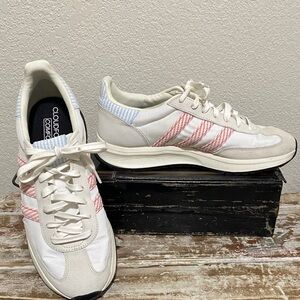 Super cute adidas cloud foam sneakers with adorable stripes. Almost new 🏃‍♀️